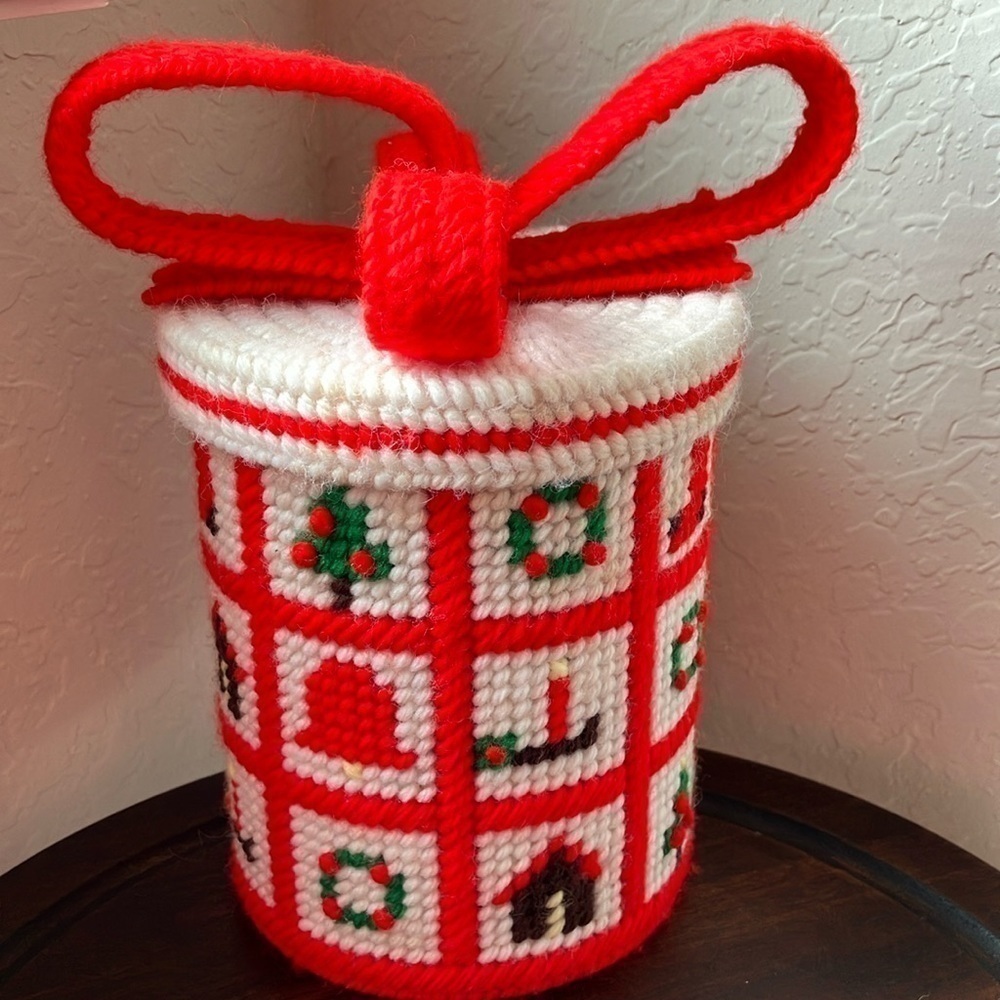 Vintage: Handmade Christmas holder with lid